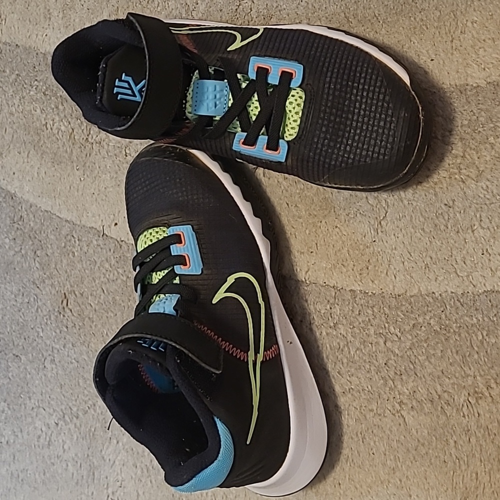 Boys Nike Basketball Sneaker, size 12.5